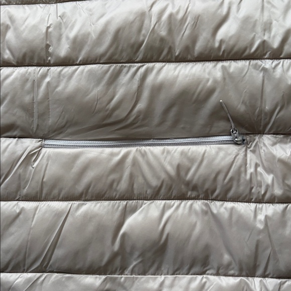 Athleta Aire Puffer Vest sz Medium - Picture 7 of 8